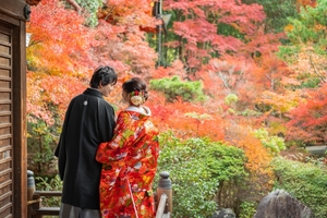 滋賀で美しい紅葉の中でフォトウエディングなるならブライダルフォトワークス